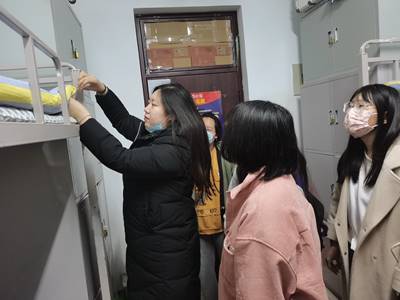 住校辅导员深入学生宿舍 (2)